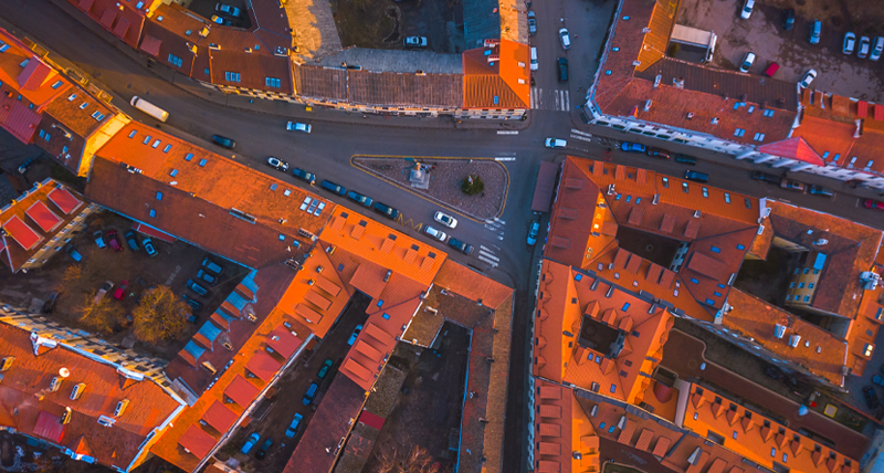 Vue aérienne d’une ville européenne dense avec des bâtiments à toit rouge et des rues qui se croisent, mettant en évidence les capacités de cartographie urbaine du Pegasus TRK100, pour une représentation exacte de l’environnement urbain et une bonne analyse des zones piétonnes.